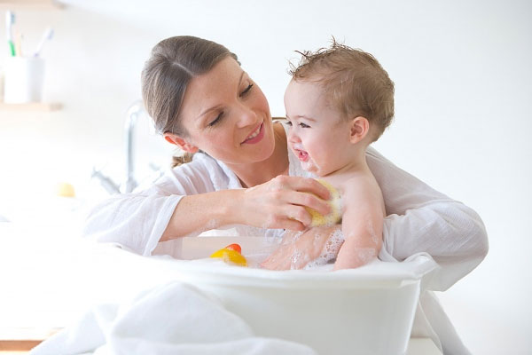 Hướng dấn các mẹ sử dụng xà phòng và dầu gội đúng cách cho bé