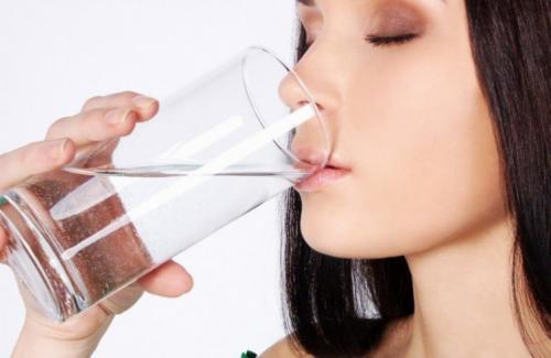 Lý do nên uống nước muối vào buổi sáng có thể bạn chưa biết