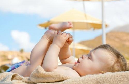 Cách tắm nắng cho trẻ sơ sinh do chuyên gia chỉ dẫn giúp hấp thụ vitamin D mà không hại da