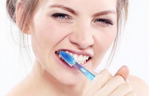 Những thói quen sai lầm gây hại cho răng bạn cần biết