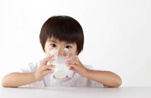 Trẻ em có nhất thiết phải uống sữa? Tất nhiên là không