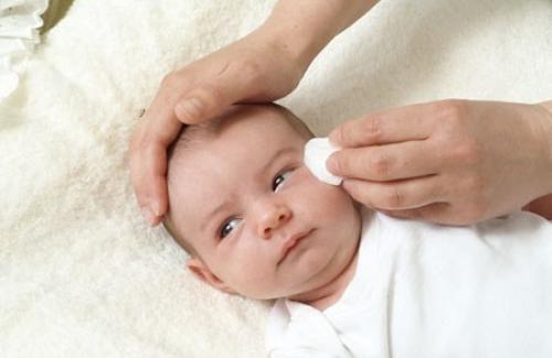 Trẻ sơ sinh bị đau mắt đỏ: Nguyên nhân và cách chữa nhanh khỏi nhất