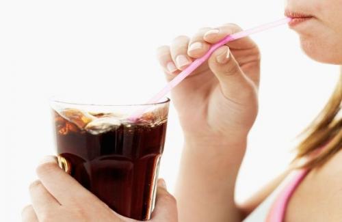 Uống quá nhiều soda làm tăng nguy cơ bệnh gan nhiễm mỡ ở trẻ