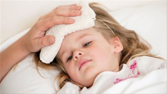 Chăm sóc trẻ tay chân miệng bị sốt cao như thế nào?