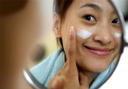 Mách nhỏ 9 bước massage da mặt đúng cách với kem dưỡng ẩm