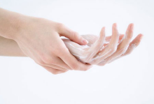 Phải làm sao để da tay không bị khô ráp khiến bạn mất tự tin khi giao tiếp?