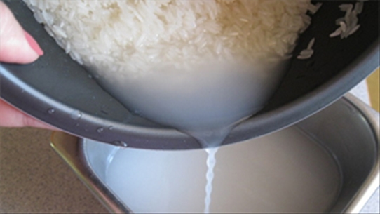 Dùng nước vo gạo để trị mụn trứng cá có hiệu quả hay không?