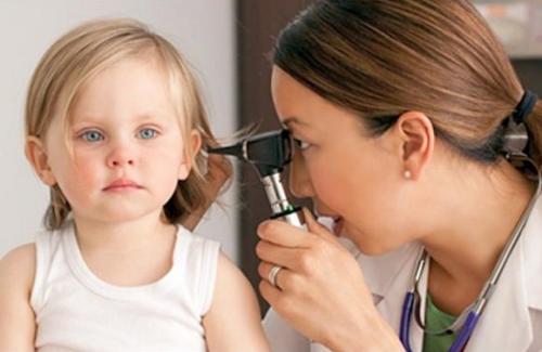 Trẻ bị viêm mũi họng có nguy cơ cao mắc viêm tai giữa