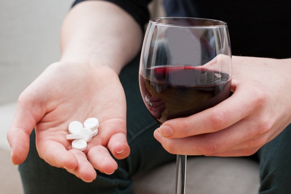 Có nên uống rượu vang khi đang dùng kháng sinh hay không?