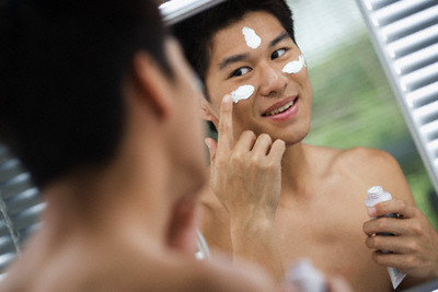 Làm sao để khắc phục tình trạng da nhờn ở nam giới hiệu quả?
