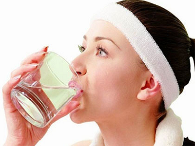 9 thói quen uống nước có hại mà bạn mà bạn nên tránh