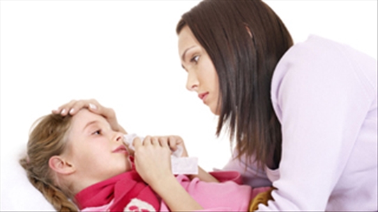 Trẻ rất dễ bị nhiễm trùng đường tiết niệu khi sốt cao