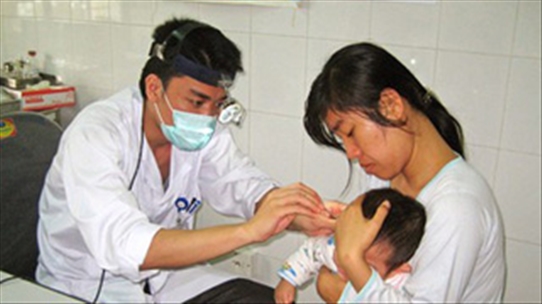 Trẻ bị viêm mũi họng gia tăng khả năng mắc viêm tai giữa