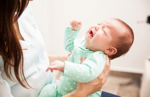 Tại sao trẻ sơ sinh hay bị trớ và những hậu quả không ngờ