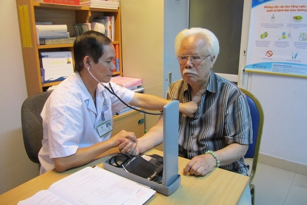 Viêm phổi ở người cao tuổi: Phòng ngừa thế nào để bệnh không làm phiền?