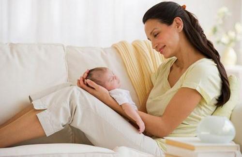 9 việc bố mẹ nào cũng cần làm cho bé ngay sau khi sinh