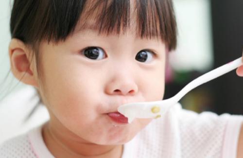 Các mẹ cho con ăn sữa chua kiểu này không khác nào hại bé!