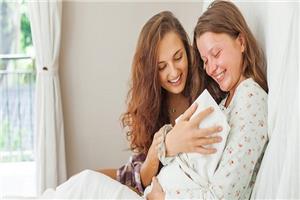 Khi đến thăm trẻ sơ sinh bạn nên tránh 10 điều sau đây nhé!