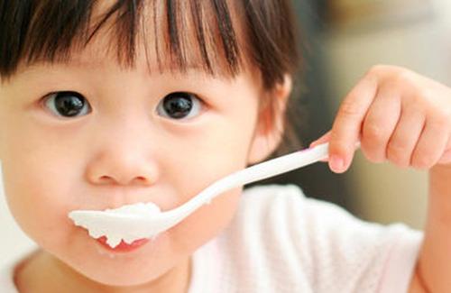 Sai lầm kinh điển cho trẻ ăn sữa chua làm mất chất của mẹ mắc phải