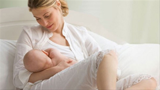 Sữa mẹ là nguồn thức ăn dinh dưỡng hoàn hảo nhất cho trẻ sơ sinh