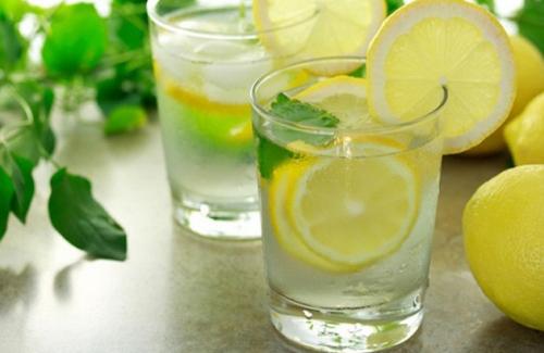 Bạn có biết uống nước chanh vào buổi sáng có tác dụng gì?