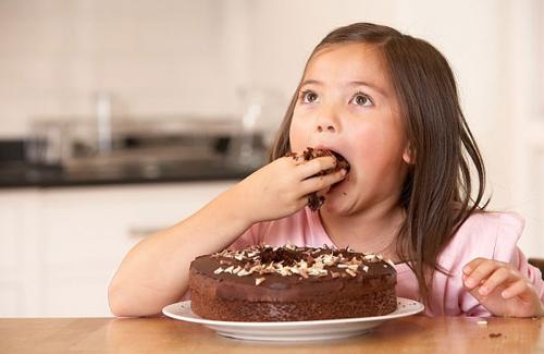 8 tác hại khôn lường khi cho trẻ ăn quá nhiều đồ ngọt