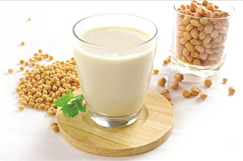 Có nên uống sữa đậu nành thay nước mỗi ngày hay không?