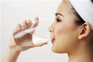 Nguy hiểm cho sức khỏe nếu bạn uống nhiều hơn một ly nước trước khi ngủ