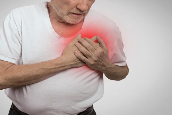 Bước đi chậm ở người cao tuổi có thể là dấu hiệu của bệnh tim