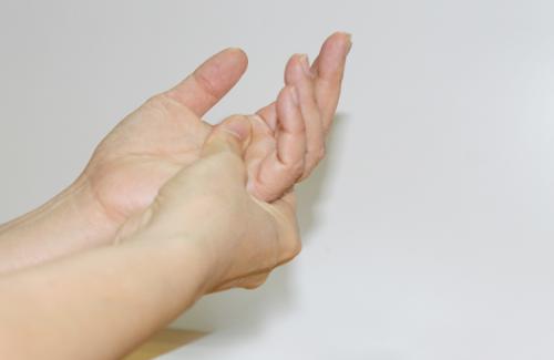 Học cách trị chứng tê mỏi chân tay với 3 bài thuốc nam hiệu quả tại nhà