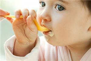 Cần lưu ý gì khi cho trẻ ăn sữa chua - trẻ mấy tháng có thể ăn sữa chua?