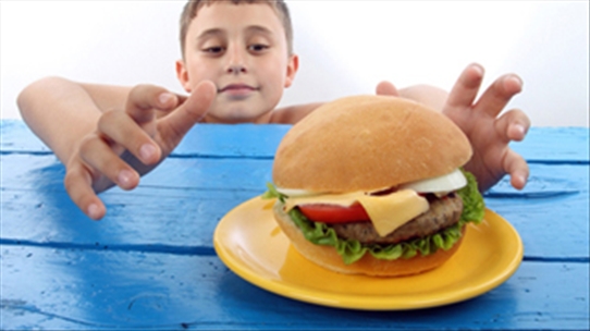 Cho con ăn thức ăn nhanh quá nhiều sẽ khiến trẻ béo phì