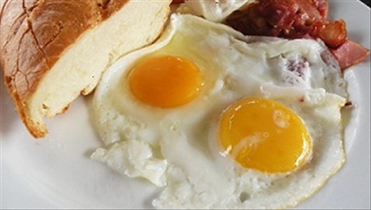 Cảnh báo: Ăn trứng gà sống dễ ngộ độc ảnh hưởng sức khỏe