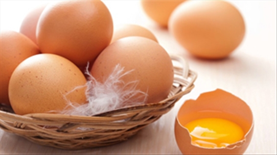 Cảnh báo: Bị sốt, không nên ăn trứng gà, uống nước trái cây
