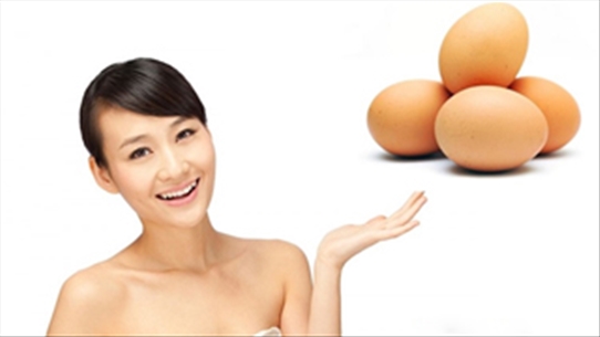 Dùng trứng gà trị mụn và hút bớt độc tố cho da có phải không?