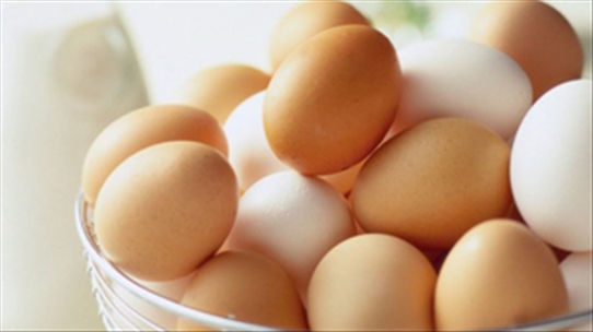 Trứng gà vỏ trắng và vỏ nâu: Loại nào thì bổ dưỡng hơn?