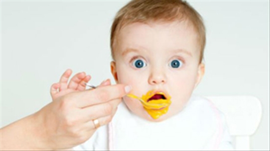 Cho trẻ 7 tháng tuổi ăn dặm với trứng gà có được không?