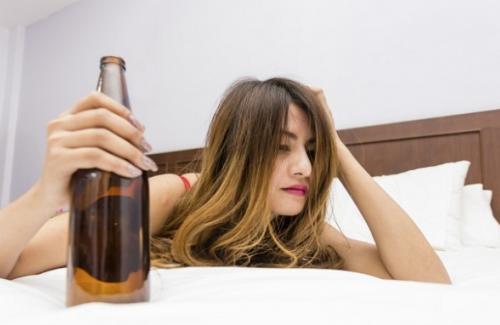 Rượu ảnh hưởng tới giấc ngủ như thế nào, bạn có biết không?