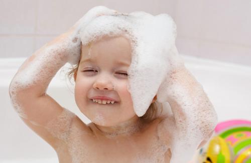 Bật mí cách chọn sữa tắm an toàn cho làn da nhạy cảm của trẻ