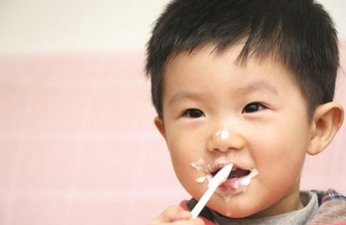 Trẻ bao nhiêu tháng tuổi thì mẹ nên cho trẻ ăn váng sữa?