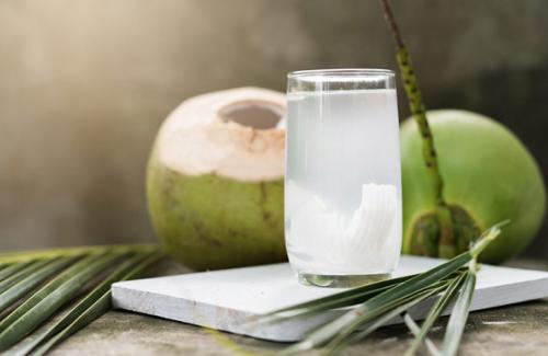 Nước dừa là thức uống bổ dưỡng nhưng không nên lạm dụng