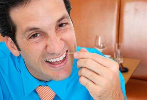 Thói quen tai hại khi xỉa răng bằng tăm nhiều người mắc phải
