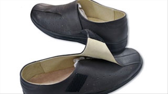 Chọn giày dép cho người bệnh tiểu đường để tránh biến chứng nguy hiểm