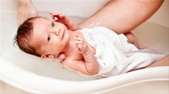 Sai lầm khi tắm cho trẻ sơ sinh vào ngày rét dưới 10 độ C nên bỏ ngay