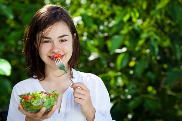 Ăn ít tinh bột, nhiều đạm, rau xanh giữ dáng ảnh hưởng xấu tới sức khỏe