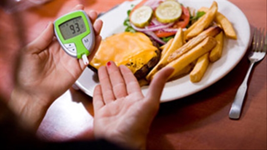 Người bệnh tiểu đường cần chọn thực phẩm gì để tránh biến chứng nguy hiểm?