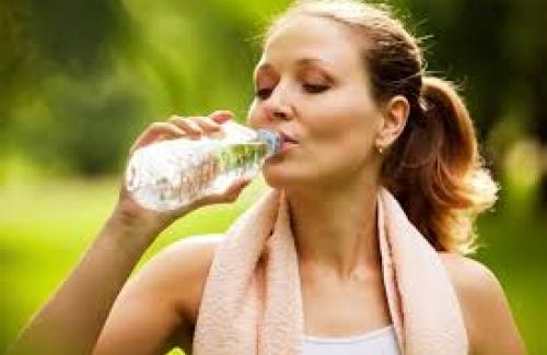 Phòng ngừa sỏi thận bằng thói quen đơn giản là uống nước hằng ngày