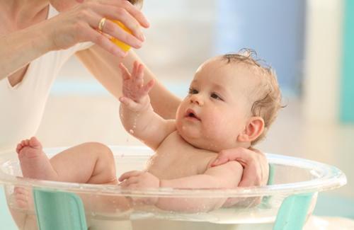 5 lưu ý các mẹ cần nhớ kỹ để trẻ được an toàn khi tắm