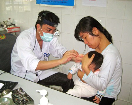 Trẻ nhỏ bị viêm mũi họng coi chừng mắc bệnh viêm tai giữa