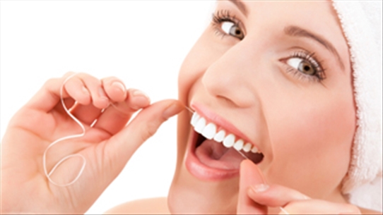 Phòng ngừa sâu răng bằng chỉ tơ nha khoa đơn giản mà hiệu quả